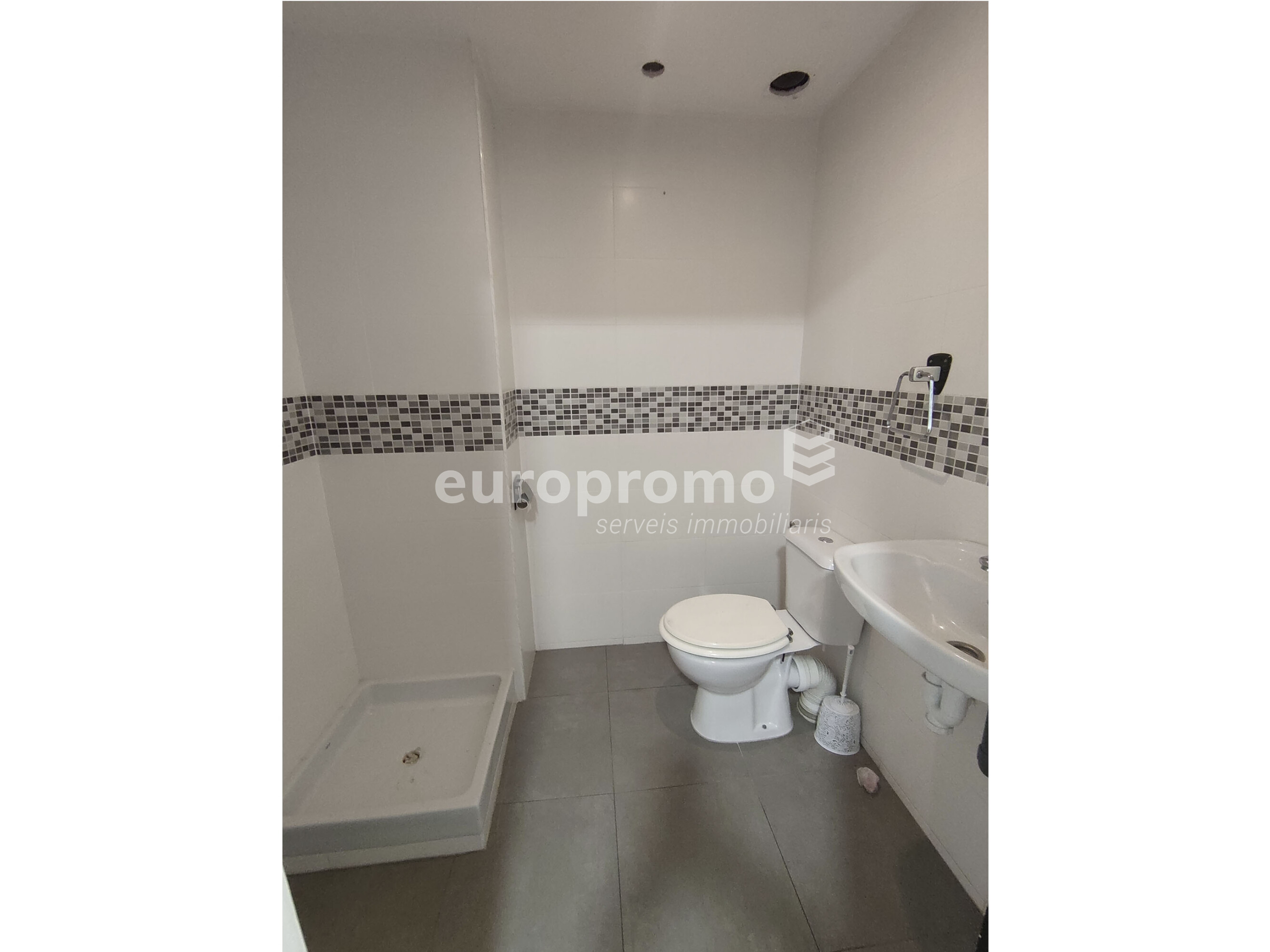 Local esquinero de 76m2 con 14 metros lineales de fachada situado en la zona  en Santa Eugènia
